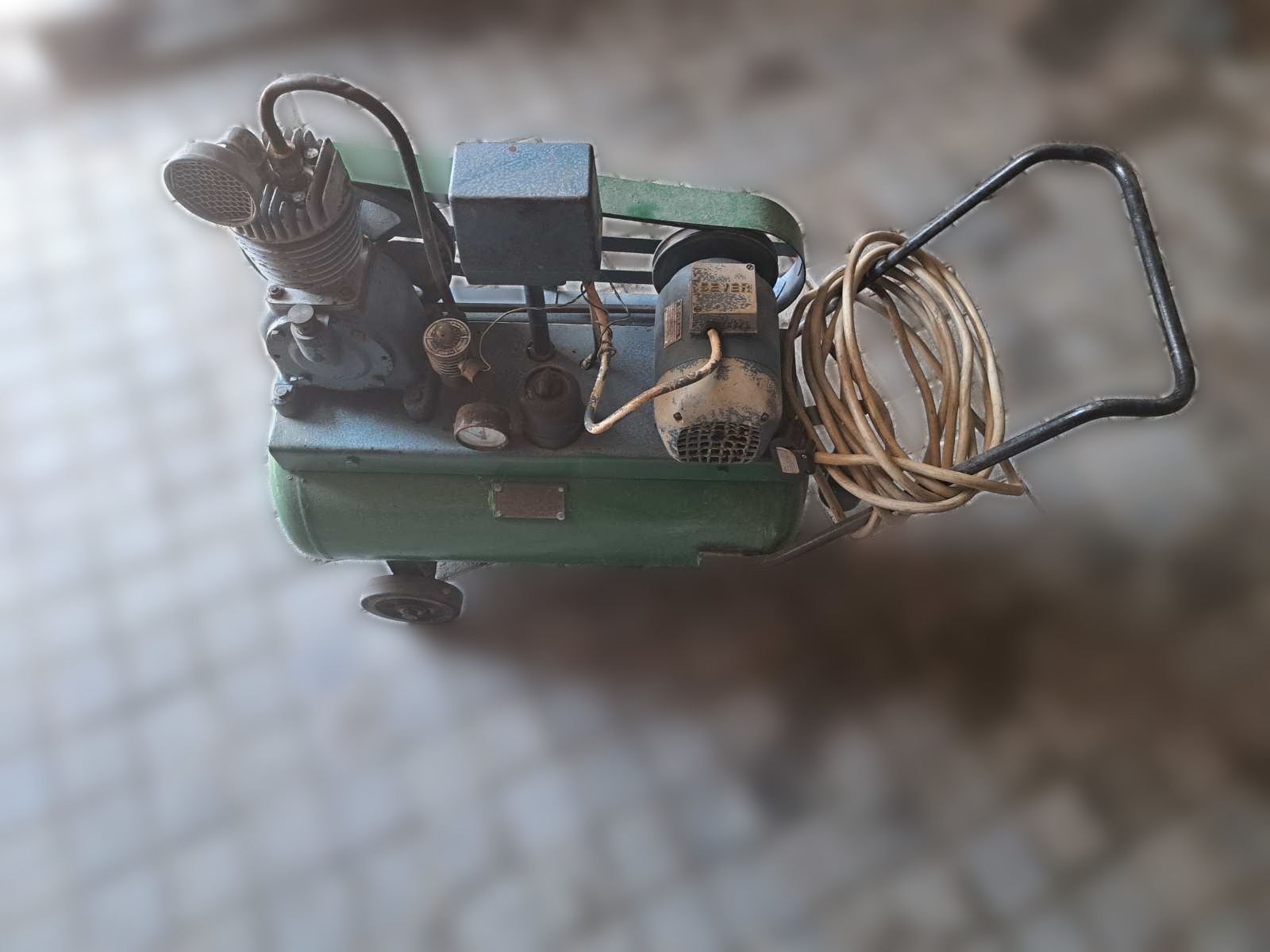 Половен клипен компресор 0,37 kW 50 L