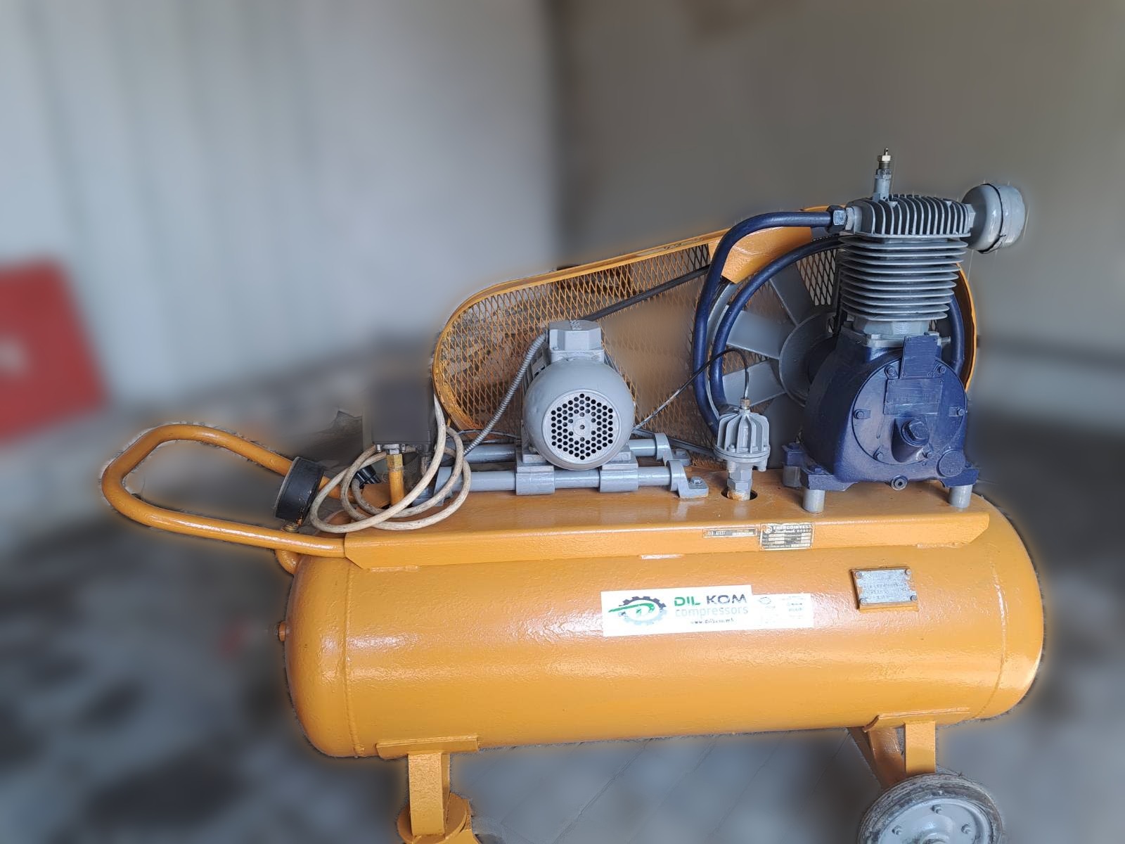 Половен клипен компресор 2,2 kW