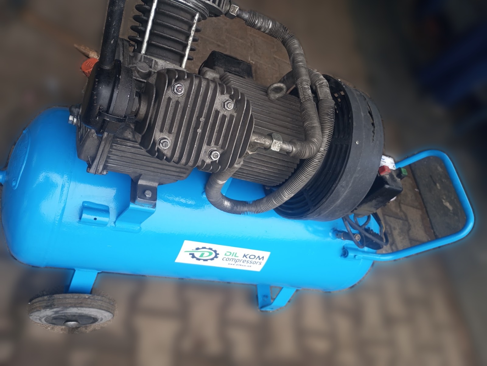 Половен клипен компресор 2,2 kW 90 L