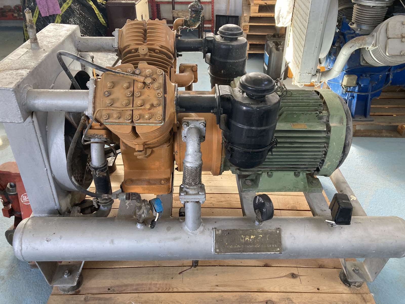Половен клипен компресор 30 kW 4.800 l/min