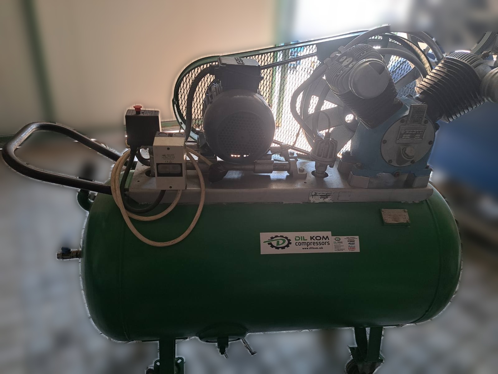 Половен клипен компресор 5,5 kW 330 L