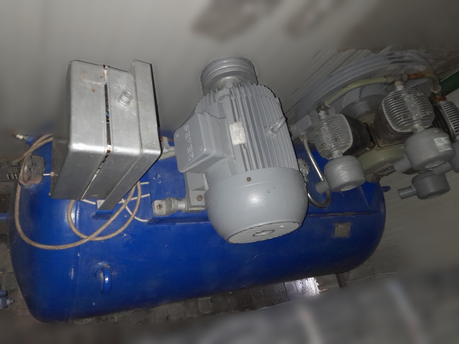 Половен клипен компресор Трудбеник NF1010 11 kW 850 L